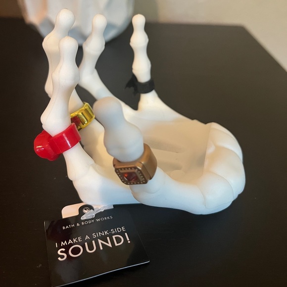 Bath & Body Works Spooky Skeleton Foaming Hand Soap Holder - Glows in the dark! - Picture 4 of 7